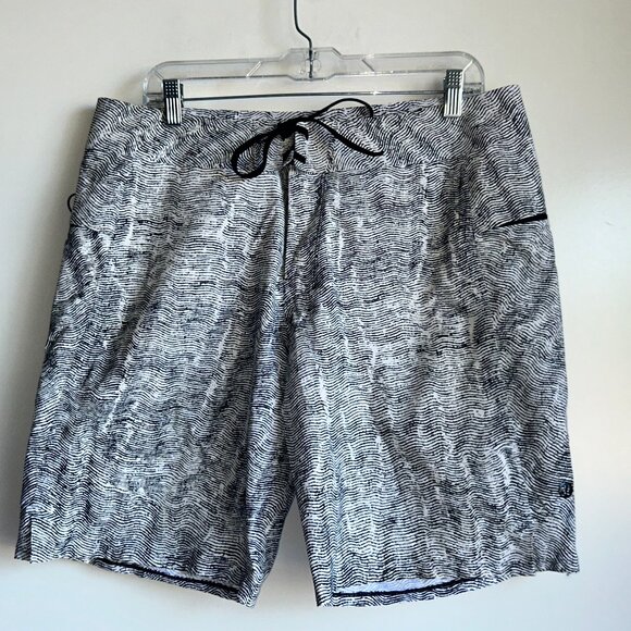 Lululemon Black & White Print 9.5" Board Shorts (LM7APES) Men's Size 34